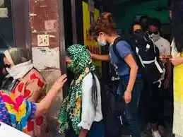 Police Raid : नेपाल से होटल बुलाई जाती थी लड़कियां, पुलिस ने किया भांड़फोड