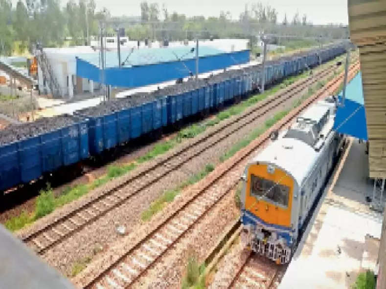 The work of connecting Hansi-Meham railway line completed, माल की सप्लाई के लिए डोभ भाली गांव हॉल्ट मालगाड़ी रोकना शुरू किया