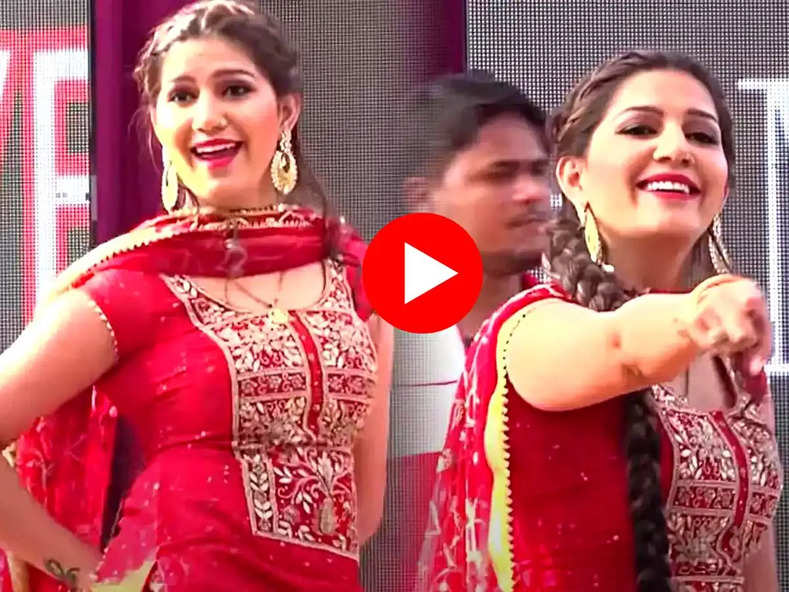 SAPNA CHOUDHARY HARYANVI Dance: सपना चौधरी ने स्टेज पर किया ऐसा गदर डांस, लोगों ने जमकर बरसाए नोट