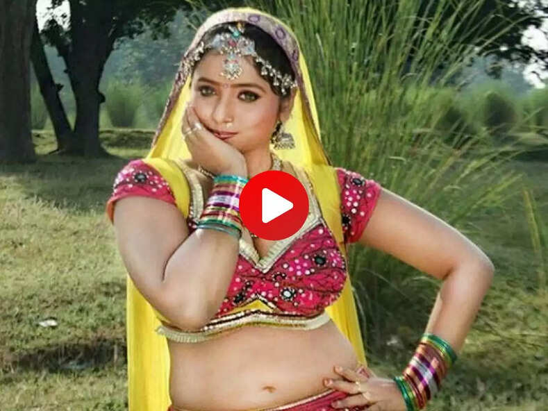 Bhojpuri Video Viral : काट लिहल राजा धिरे धिरे चाट के पर रोमांटिक हुई रानी चटर्जी