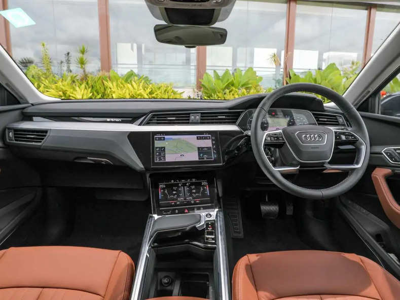 Audi की ये SUV 5 सेकेंड में 100 की रफ्तार, कीमत सुनते ही उड़ जाएगे तोते