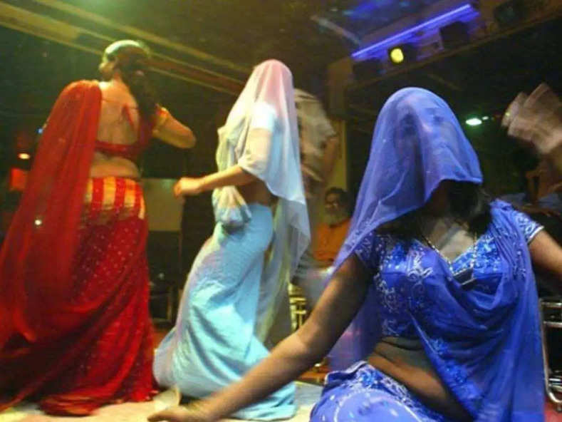 रात 11:30 बजे Delhi के फेमस बार में पुलिस की रेंड़, स्टेज पर नाचती मिली 3 लड़कियां