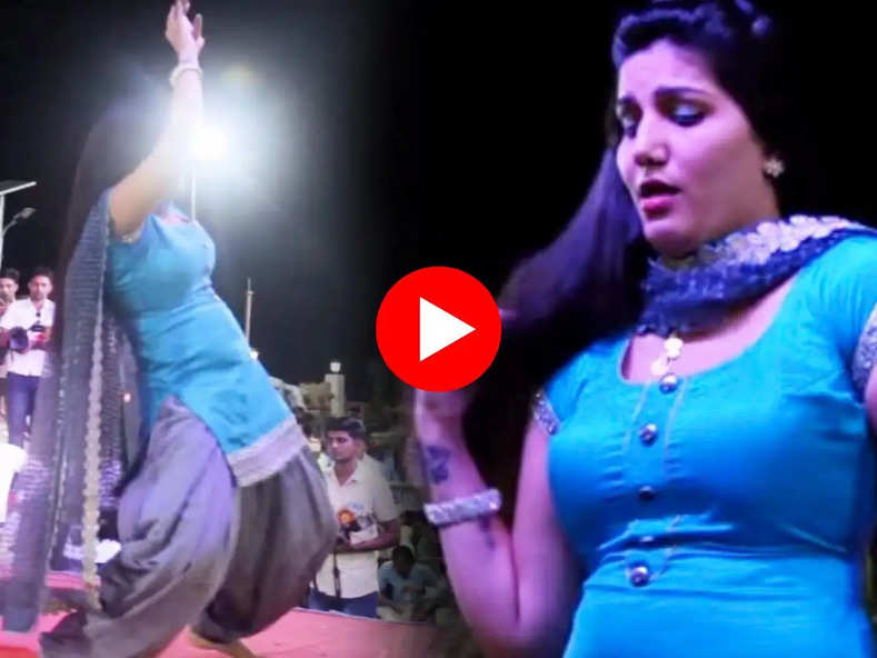 Sapna Chaudhary Dance Video : ठेके आली गली पर सपना ने धर धर के मारे ठुमके, गांव वालों ने बजाई खूब सीटियां