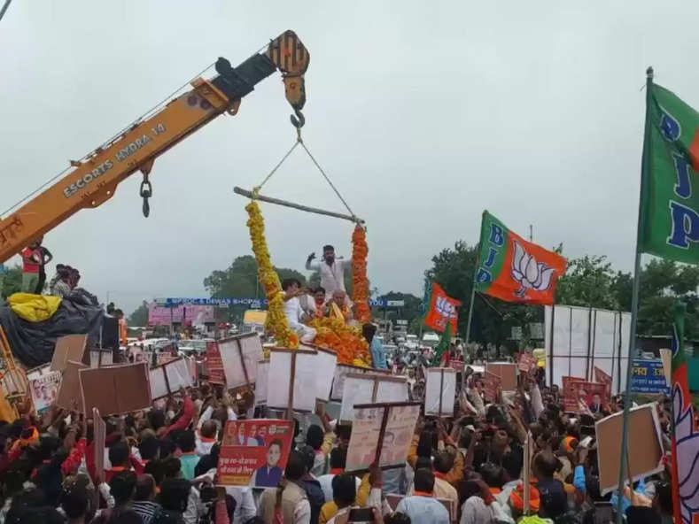 MP Elections : केन्द्रीय कृषि मंत्री नरेन्द्र सिंह तोमर का JCB से हुआ स्वागत, फोटो हुआ वायरल