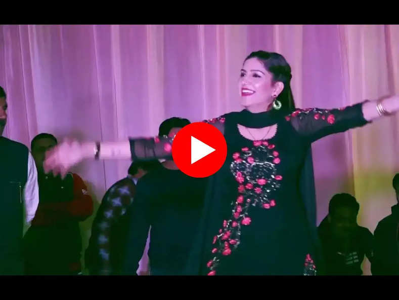 Sapna Chaudhary Dance : सपना चौधरी ने लगाए ऐसे ठुमके, देखकर बूढ़ों में भी आ गई जवानी