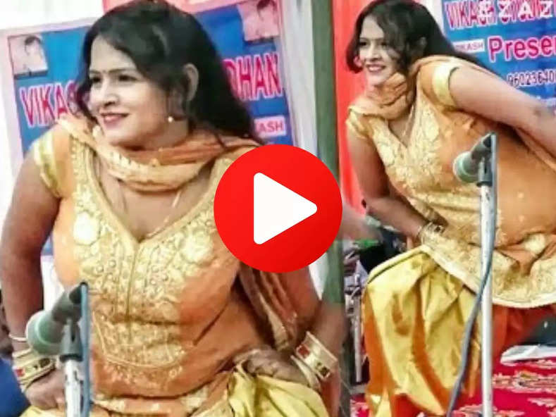 Sapna Sharma ने स्टेज पर लेट- लेट कर किया ऐसा डांस, लोग उड़ाने लगे पैसे 