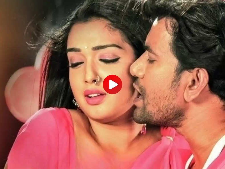 Bhojpuri Cinema : आम्रपाली ने खटिया से खटिया सटाकर किया ताबड़तोड़ रोमांस, गोद में बैठकर दिखाए लटके झटके