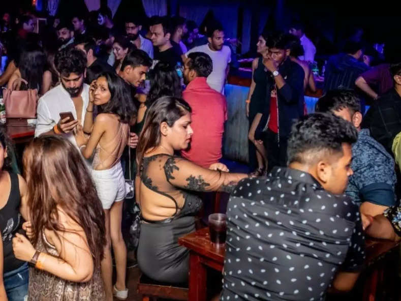 Nightlife in Delhi NCR : अगर दोस्तों के साथ लेना नाइटलाइफ का मजा, तो Delhi की ये 5 जगहें हैं बेस्ट