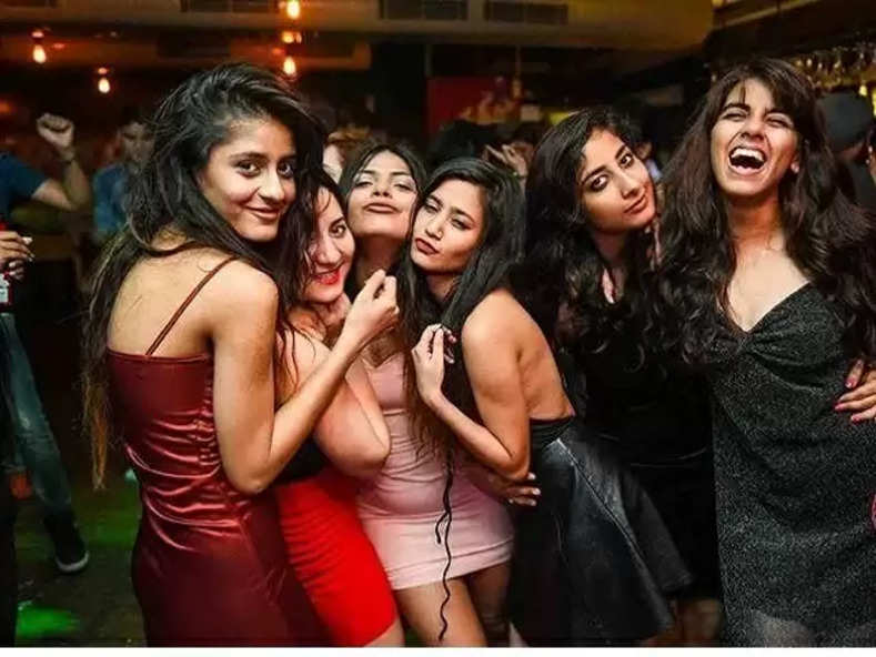 Delhi की इन 7 जगहों की नाईट लाइफ किसी न्यूयॉर्क से कम नहीं, पूरी रात चलती हैं पार्टी