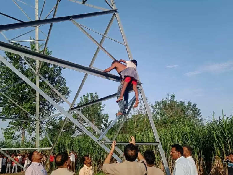 UP News : आशिक के साथ फरार पत्नी, बेटे को लेकर 70 फीट के टावर पर जा चढ़ा पति