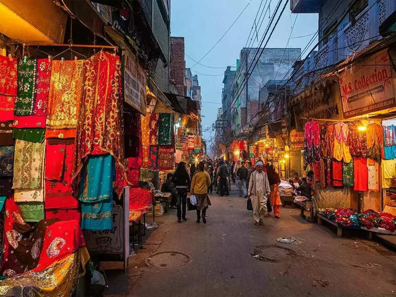 रात को खुलती हैं Delhi की ये 5 बाजार, 50 से 100 रुपये में कर लेंगे में अच्छी-खासी शॉपिंग