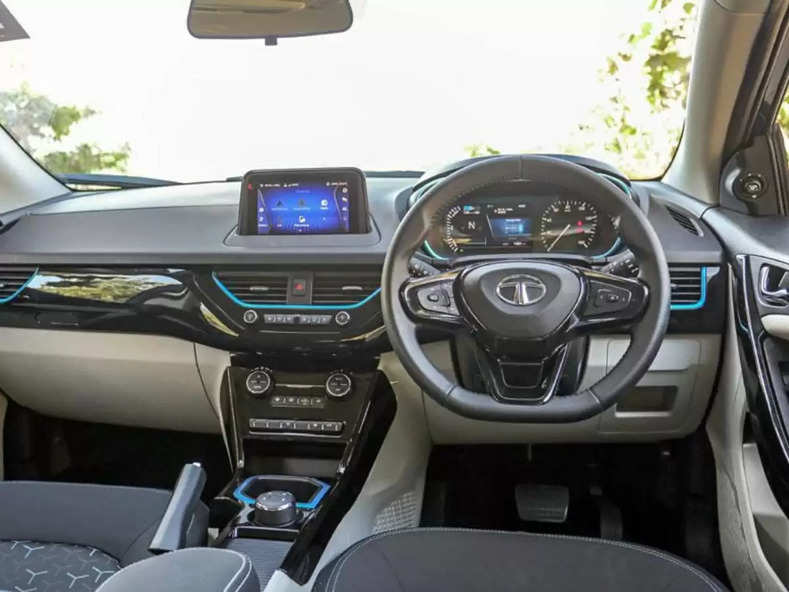मारूति हुंडई को भी कड़ी टक्कर दे रही Tata की छुटकू सी SUV, सिंगल चार्ज में दौड़ेगी 300 KM