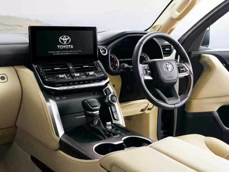 Toyota ला रहा है लैंड क्रूजर जैसी धासू SUV, कीमत होगी बस इतनी सी, जानिए कब होगी लॉन्च